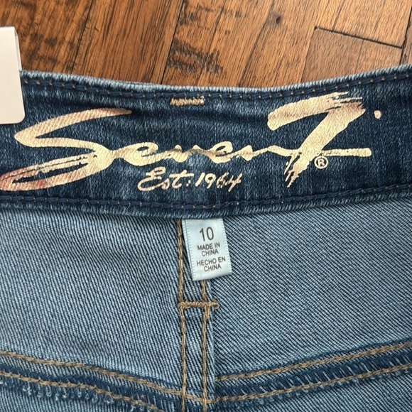 NWT Seven7 Sunset denim Bermuda rolled cuff stretch size 10 gold patch - Picture 4 of 16